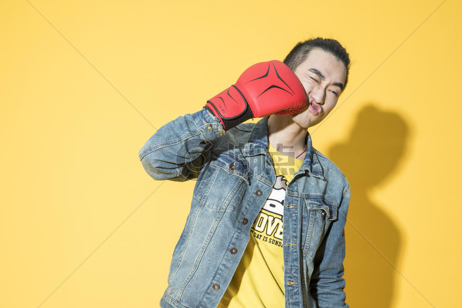 拿着拳击手套的青年男性图片素材免费下载