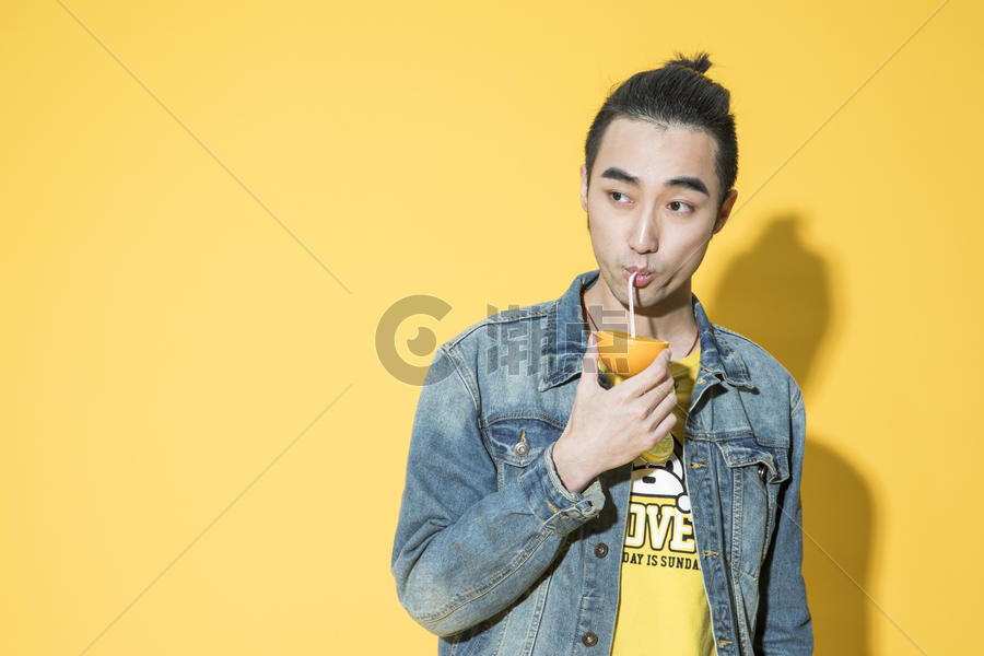 拿着橙子饮料的青年男性图片素材免费下载
