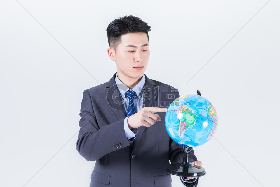 男性手拿地球仪图片素材免费下载