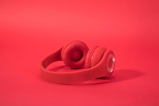 红色背景里的头戴式耳机图片素材免费下载