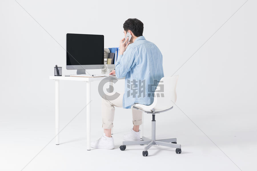 休闲商务男性办公桌坐着打电话图片素材免费下载