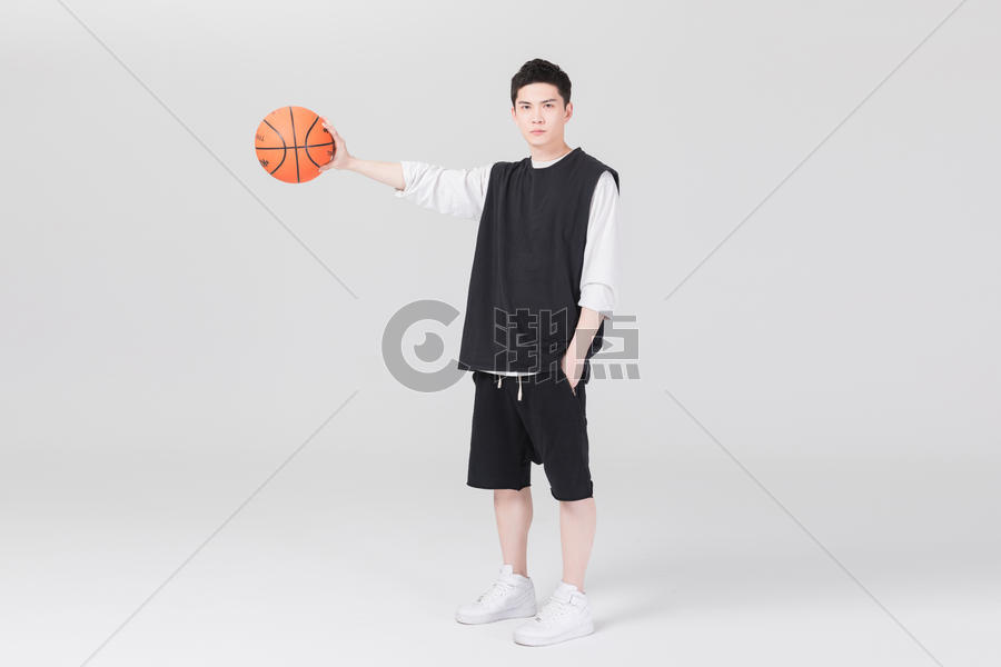帅气男生拿篮球打篮球图片素材免费下载