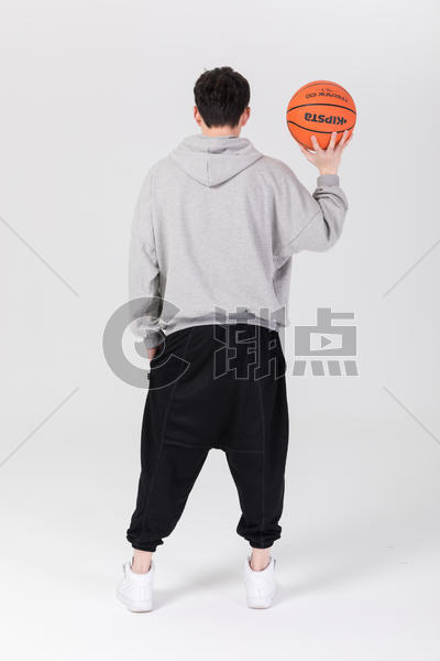 帅气男生拿篮球打篮球图片素材免费下载