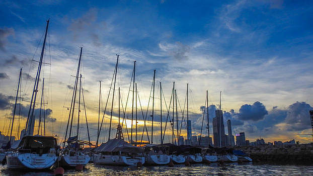 香港避风塘傍晚夕阳下的港湾船舶帆船图片素材免费下载