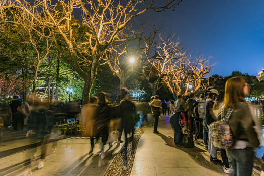 杭州西湖夜晚下的游客图片素材免费下载