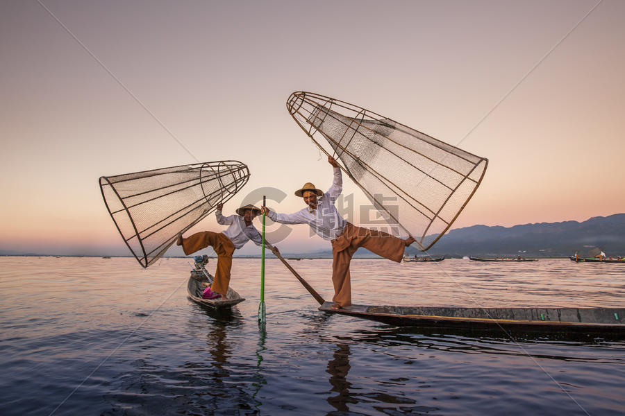 茵莱湖上的捕鱼人图片素材免费下载