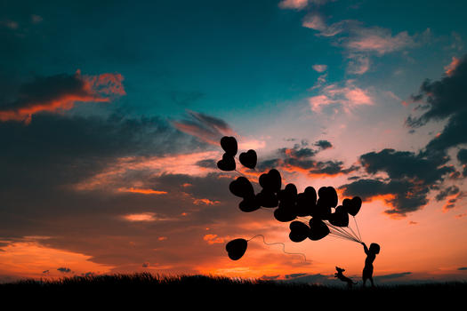 夕阳下拿气球的小女孩图片素材免费下载