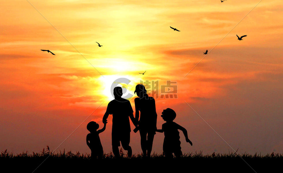 夕阳下的一家人图片素材免费下载