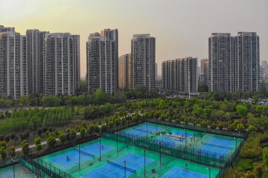 城市小区里的网球场图片素材免费下载