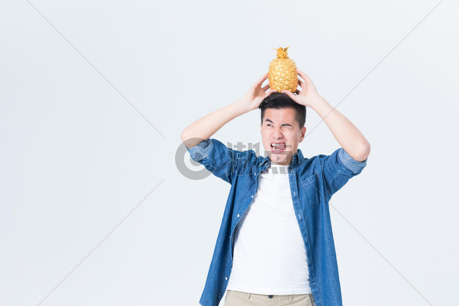 年轻男性头顶菠萝搞怪图片素材免费下载