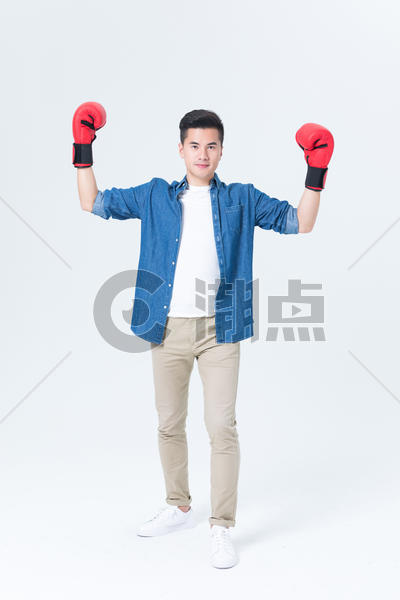 年轻男性戴拳击手套图片素材免费下载