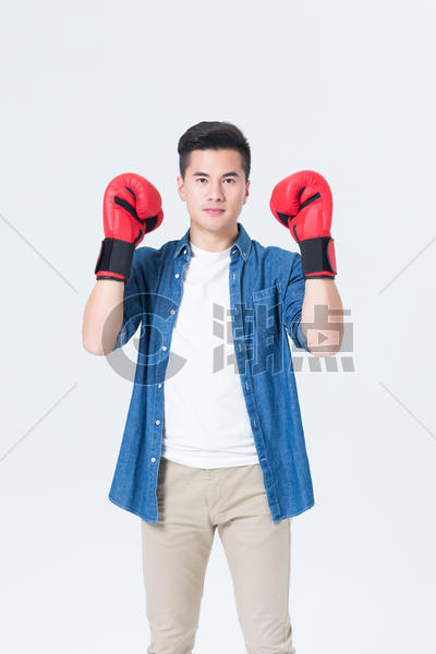 年轻男性戴拳击手套图片素材免费下载