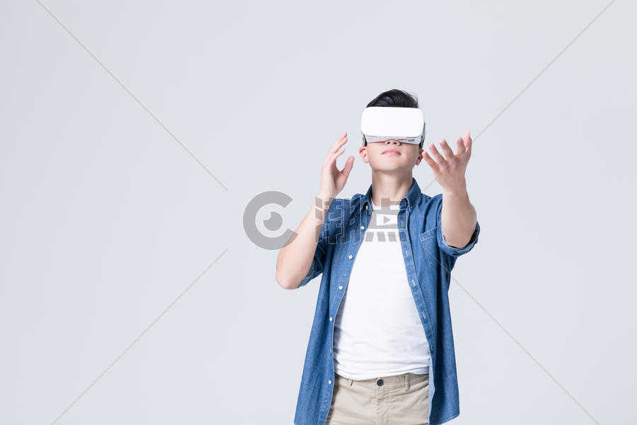 年轻男性体验虚拟现实3D眼镜图片素材免费下载
