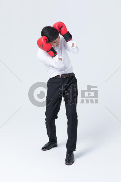 商务男士戴拳击手套抱头图片素材免费下载