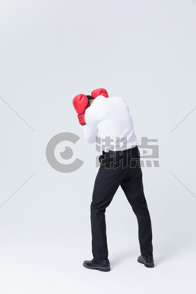 商务男士戴拳击手套抱头图片素材免费下载