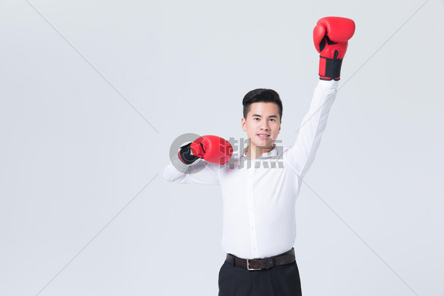 商务男士戴拳击手套图片素材免费下载
