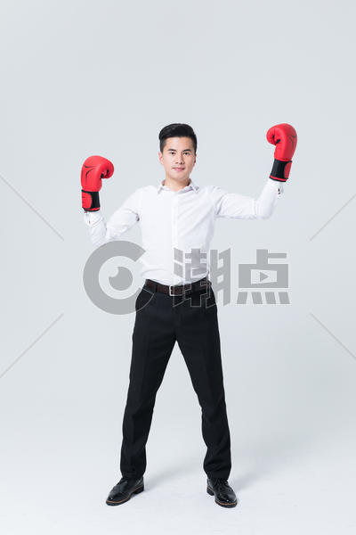 商务男士戴拳击手套图片素材免费下载