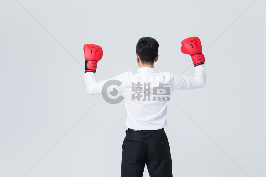 商务男士戴拳击手套背影图片素材免费下载