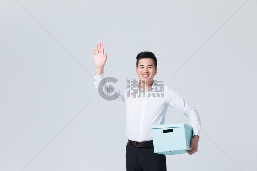 商务男性抱着收纳盒图片素材免费下载