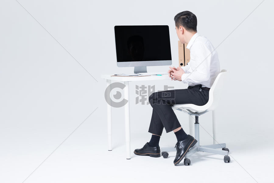 白领坐在办公桌前工作图片素材免费下载