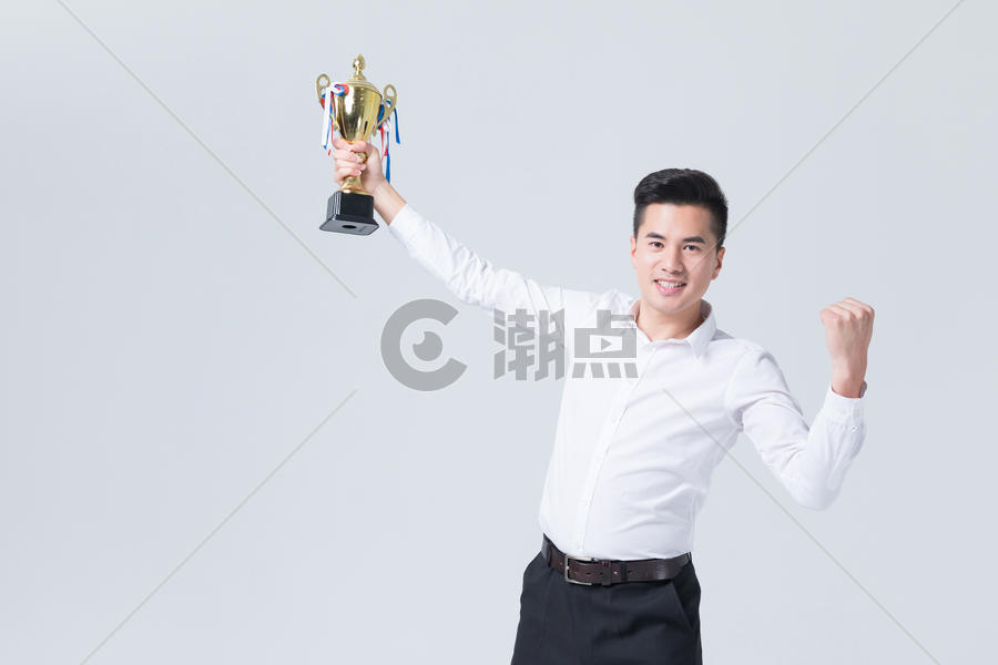 商务男性手拿冠军奖杯开心欢呼图片素材免费下载