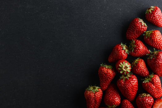 黑底暗调平铺的草莓图片素材免费下载