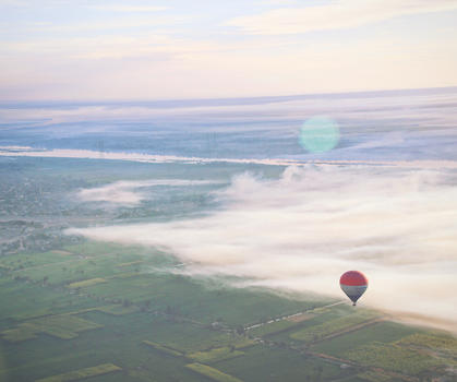 晨雾中的热气球图片素材免费下载