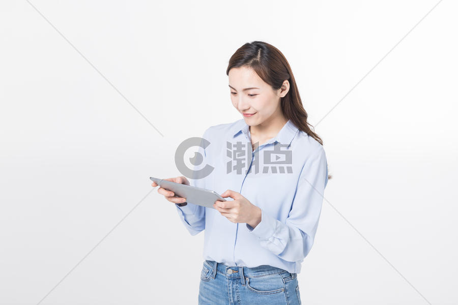 青年女性用平板电脑办公图片素材免费下载