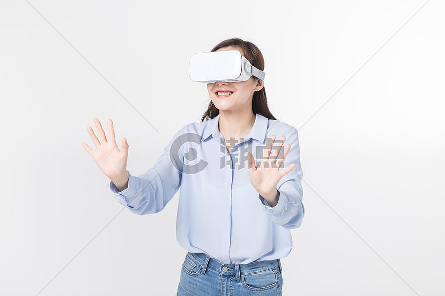 青年女性体验VR游戏图片素材免费下载