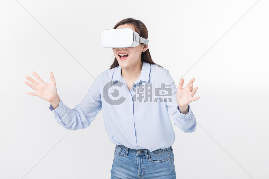 青年女性体验VR游戏图片素材免费下载