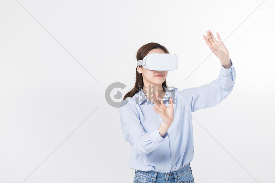 青年女性戴VR眼镜科技点击图片素材免费下载