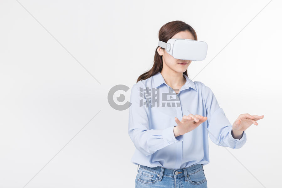 青年女性戴VR眼镜科技点击图片素材免费下载