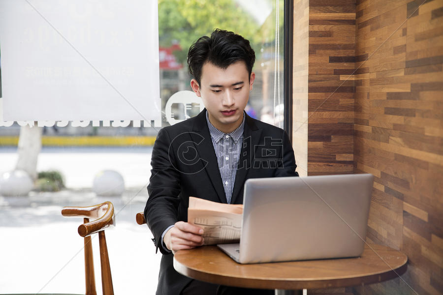 商务男士在咖啡店里阅读图片素材免费下载
