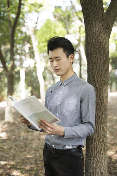 男士在树林里阅读图片素材免费下载
