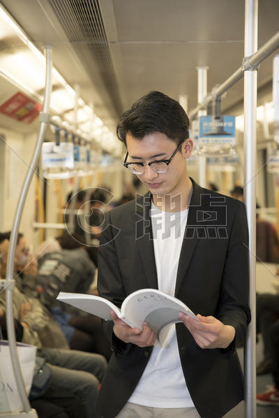商务男士在地铁里阅读图片素材免费下载