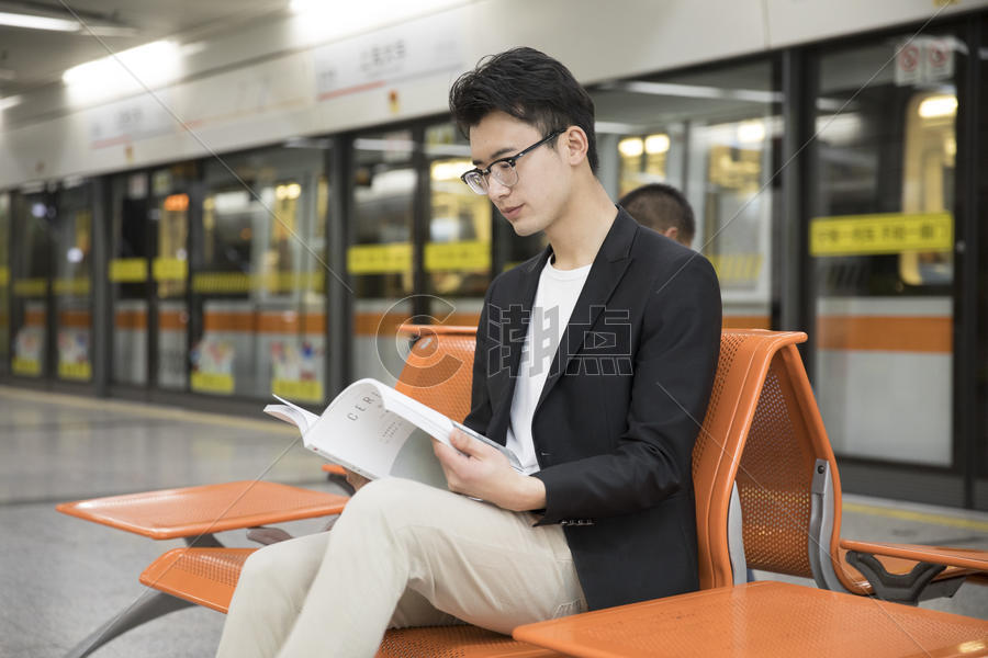 商务男士在地铁里阅读图片素材免费下载