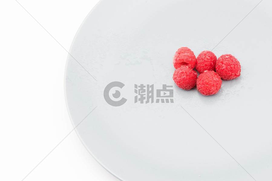 装在盘子里极简的树莓图片素材免费下载