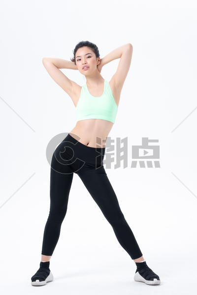 自信的运动健身女性身材展示图片素材免费下载