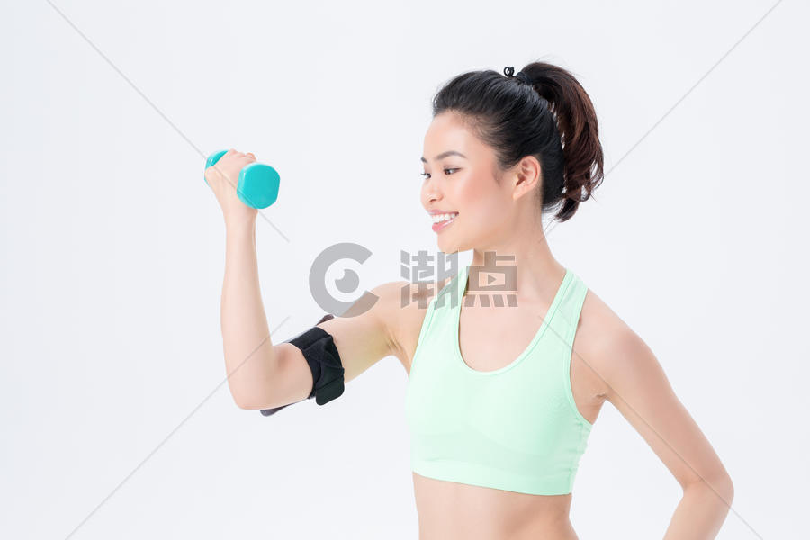 年轻女性哑铃健身锻炼图片素材免费下载