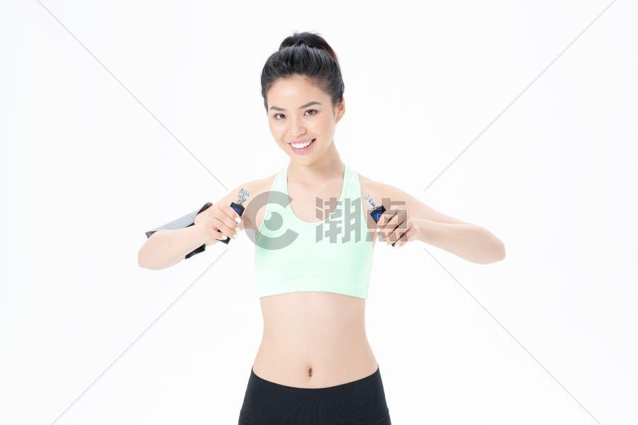年轻女性手持握力器健身图片素材免费下载