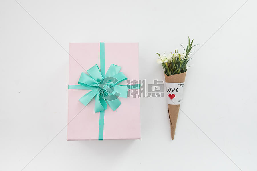 桌上的礼盒和鲜花图片素材免费下载