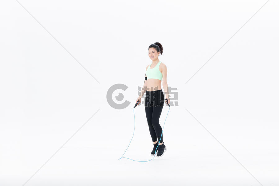 年轻运动女性跳绳图片素材免费下载