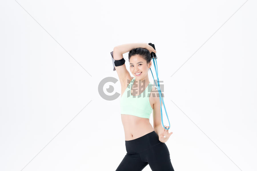 年轻运动女性跳绳图片素材免费下载
