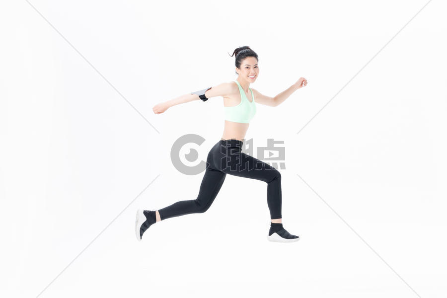 年轻运动女性跳跃图片素材免费下载