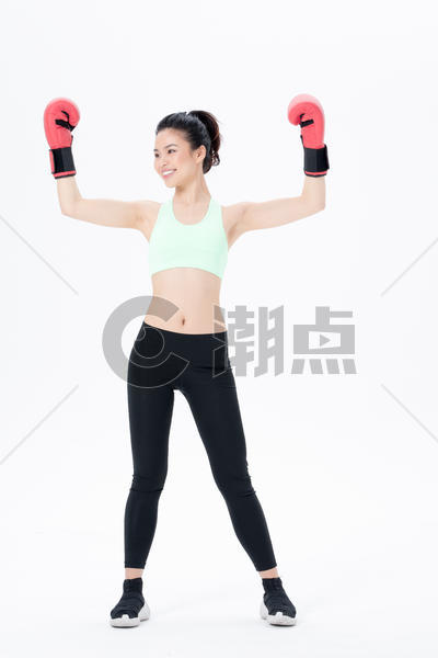 年轻运动女性拳击图片素材免费下载