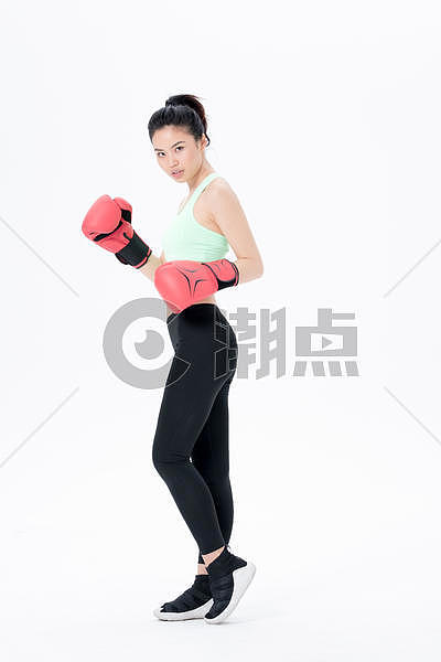 年轻运动女性拳击图片素材免费下载