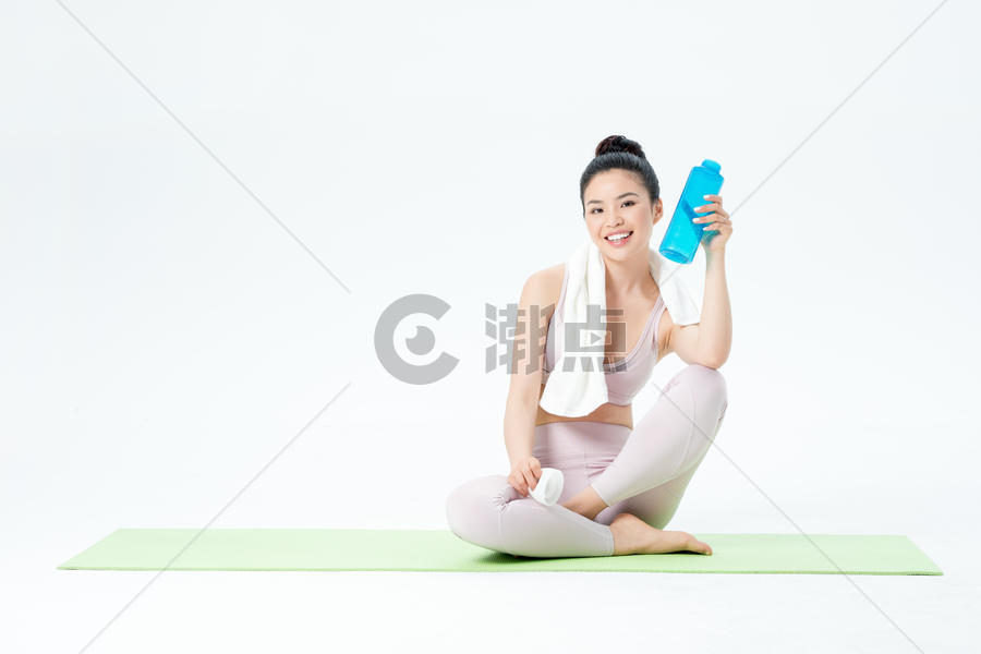 年轻女性瑜伽垫上休息图片素材免费下载