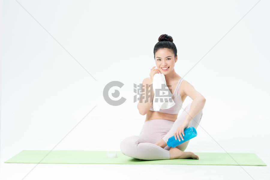 年轻女性瑜伽垫上休息图片素材免费下载
