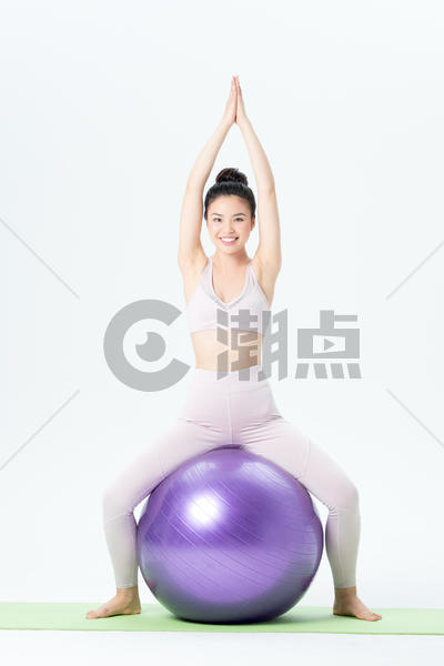 年轻女性瑜伽球瑜伽图片素材免费下载