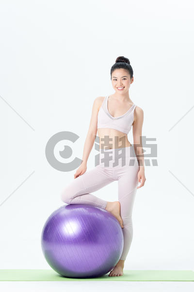 年轻女性瑜伽球瑜伽图片素材免费下载
